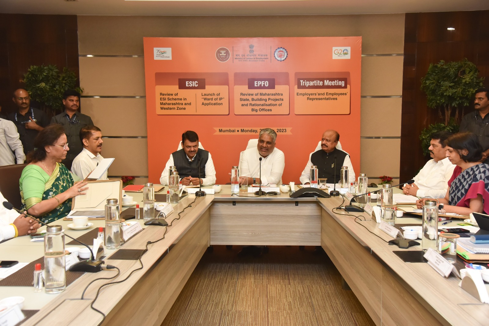 Shri Bhupender Yadav, Minister of Labour and Employment, Environment, Forest and Climate Change and Shri Devendra Fadnavis, Dy. CM, Maharashtra hold meeting with representatives of workers of unorganized sector and gig workers of Maharashtra on 22.05.2023